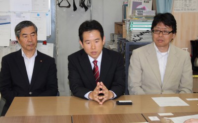 決意を語る大塚氏（中央）と斉藤地区委員長（右）、山崎市議団長（左）＝2014年6月5日、さいたま市