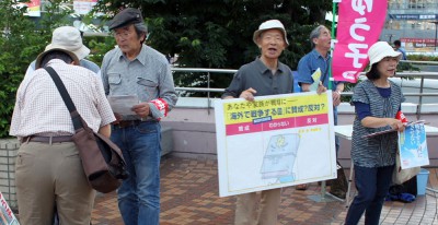 集団的自衛権行使容認に反対の声をあげようと宣伝する党員＝2014年6月13日、さいたま市