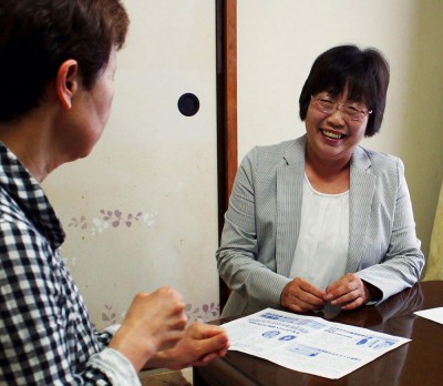 市民と対話する山本候補（右）