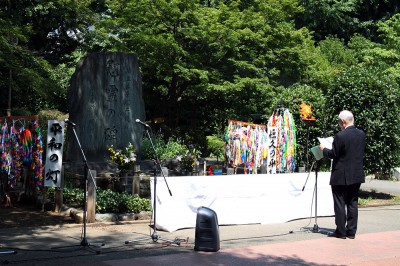 「慰霊のことば」を読み上げる田中会長＝2014年7月27日、さいたま市