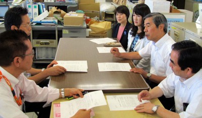 公民館の俳句掲載拒否問題で、市に申し入れる党市議団（右）＝2014年7月8日、さいたま市役所