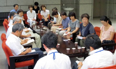 患者家族や地域の声を伝える連絡会の人たち＝2014年8月19日、埼玉県議会