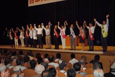 声援に応える山下氏と県議・市議候補、伊藤氏＝2014年8月31日、さいたま市