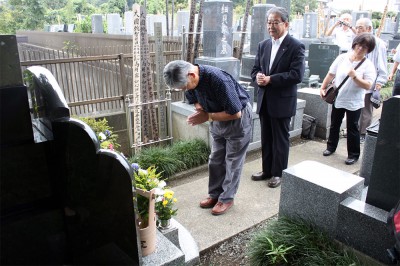 さんの墓前で手を合わせる参加者＝2014年9月4日、さいたま市