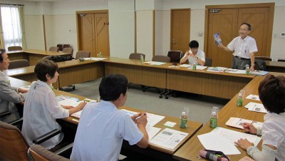 大倉会長（写真奥右）らと懇談する党県委員会と県議団＝2014年9月9日、さいたま市