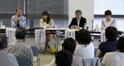 問題提起する（左から）成宮、今井、黒澤の各氏と柳下県議＝2014年9月14日、所沢市