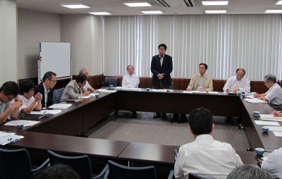各団体と懇談する、大門議員（立つ人）や村岡県議（その右隣）、伊藤参院候補（同左）ら＝2014年9月18日、さいたま市