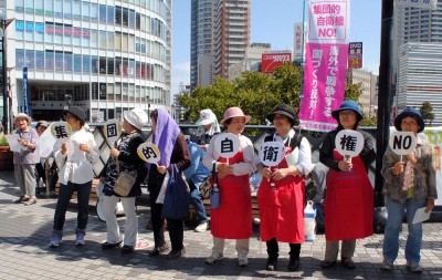 「戦争する国づくりは許さない」と訴える女性ら＝2014年9月28日、川口市