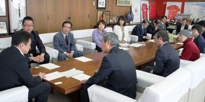 清水市長（左端）に要望する党地区委員会と市議団＝2014年10月24日、さいたま市役所
