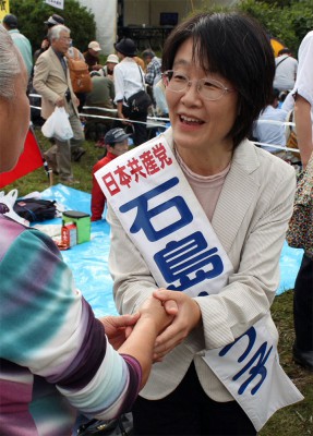市民と握手する石島候補