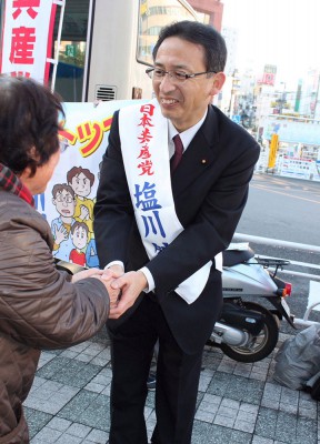 市民と握手する塩川候補＝2014年11月21日、新座市