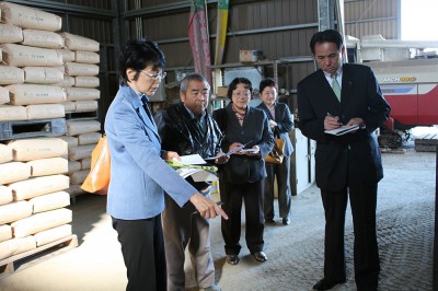 米農家の実情を聞く、紙参院議員（左端）と（右から）村岡埼玉県議、松本加須市議、鈴木参院埼玉12区候補＝27日、加須市