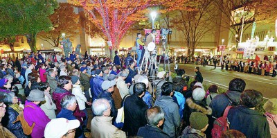 志位和夫委員長の訴えを聞く人たち＝2014年11月21日、さいたま市