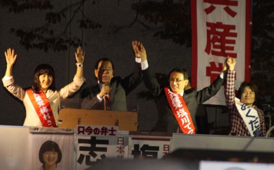 声援にこたえる（左から）梅村、志位、塩川、おくだの各氏＝2014年11月21日、さいたま市