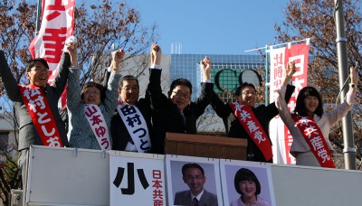 第一声で声援に応える小池副委員長（中央）と候補者＝2014年12月2日、さいたま市