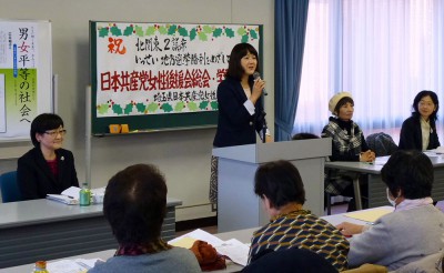 あいさつしする梅村衆院議員。その左が広井副委員長、右が柳下県議＝2014年12月23日、さいたま市