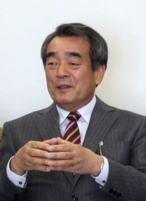 決意を語る秋山氏＝2014年12月26日、春日部市