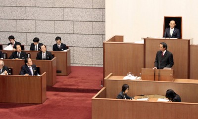 上田知事（左最前列）に質問する村岡県議＝2014年12月8日、埼玉県議会