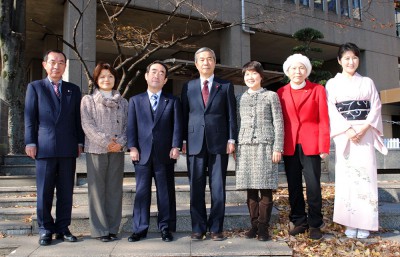議会最終日、市民の願い実現への決意を新たにする共産党市議団＝2014年12月19日、さいたま市役所前