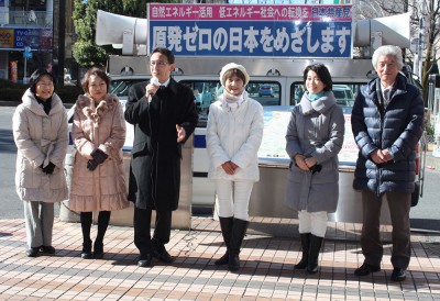 訴える塩川議員(左から3人目)と柳下県議(その右隣)、市議団=2015年1月3日、所沢市