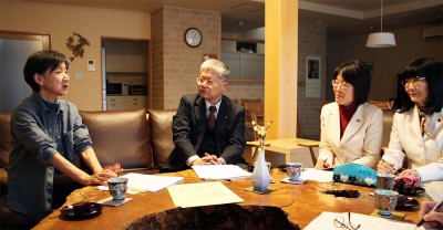 小島さん（左端）と懇談する（左2人目から）党市議団の笠原、石島、工藤3氏＝2015年1月26日、新座市