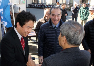 さいたま市西区の大塚市議候補（左）の事務所開きで、参加者と交流する伊藤さん（中央）＝2015年2月1日、さいたま市