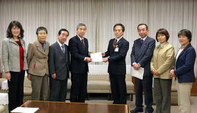 市に新年度予算の組み替えを提案する共産党市議団＝2015年2月5日、さいたま市