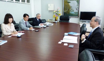 頼高市長（右）と懇談する（左から）梅村、田村両衆院議員＝2015年2月13日、蕨市