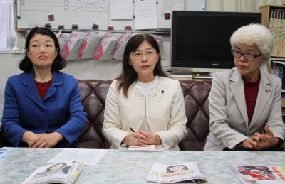決意を語る（右から）前原、石川、川上の3氏＝2015年2月18日、新座市役所記者クラブ