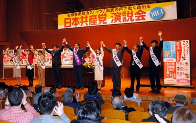 声援を受ける、大門、村岡の両氏と市議候補＝2015年2月21日、川口市