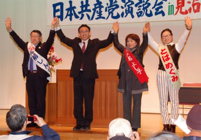 声援をうける（左から）青柳、塩川、戸島、とばの各氏＝2015年2月22日、さいたま市見沼区