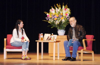 有馬理恵さん（左）とやりとりする仲代達也さん＝2015年2月28日、さいたま市