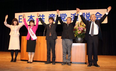 声援を受ける（左から）梅村衆院議員と新藤県議候補、大沢、水上、五味の各伊奈町議候補＝2015年3月7日、上尾市