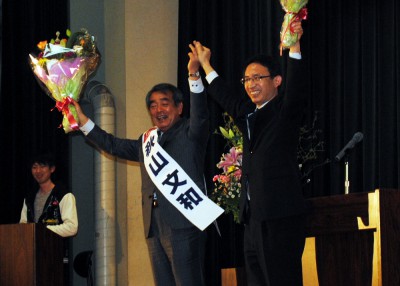声援をうける塩川（右）、秋山（左）の両氏＝2015年3月7日、春日部市