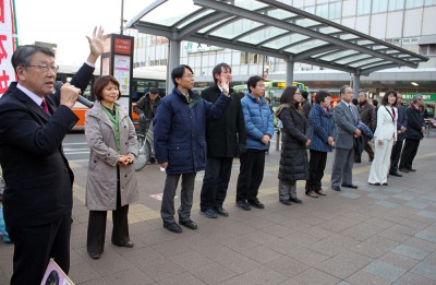 「県政に憲法の光を」と訴える青柳県議候補（左端）と、さいたま市議候補＝2015年3月13日、さいたま市の大宮駅前