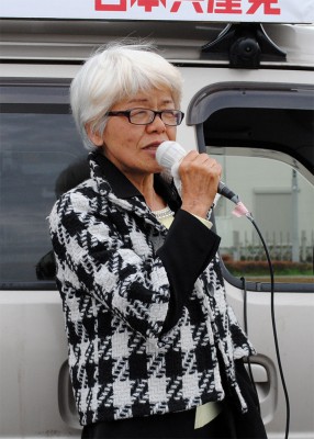 「福祉優先の県政に転換を」と訴える前原候補＝2015年3月20日、ふじみ野市