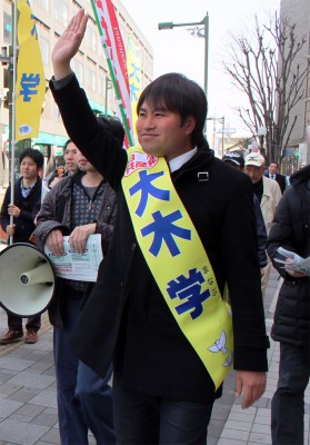 街角から訴える大木候補＝2015年3月22日、さいたま市岩槻区