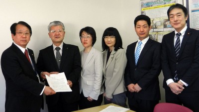 金子委員長（左端）に要望書を手渡す（同2人目から）笠原市議団長と石島氏、工藤、小野、芦野の各市議＝2015年3月27日、新座市