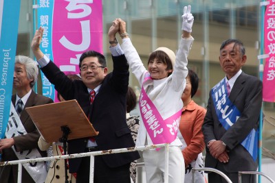 やぎした県議候補（右2人目）の勝利を訴える小池副委員長＝2015年4月3日、所沢市