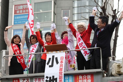 声援をうける（右から）小池副委員長と、前原、せとぐち、石島、川上、石川の各候補