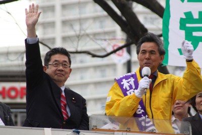 村岡県議候補（右）の勝利を訴える小池副委員長＝2015年4月3日、川口市