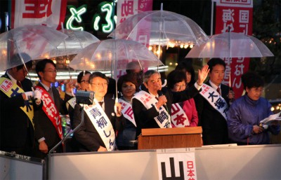 訴える山崎あきらさいたま市議候補と青柳しんじ県議候補、さいたま市議候補ら＝2015年4月5日、さいたま市