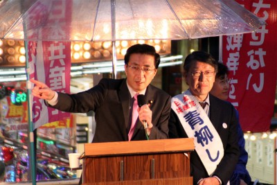 訴える山下芳生書記局長と青柳しんじ県議候補＝2015年4月5日、さいたま市