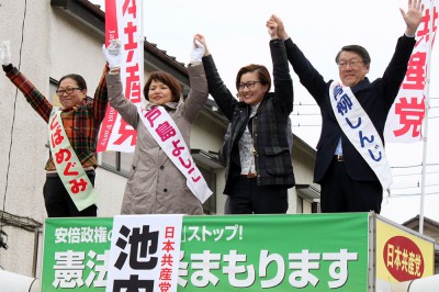 青柳県議候補（右端）と（左から）とば、戸島の両市議候補の勝利を訴える池内衆院議員（右から2人目）＝2015年4月10日、さいたま市見沼区