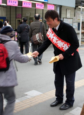 当選を報告する大木氏=2015年4月13日、さいたま市岩槻区
