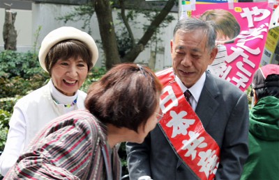 対話する川村候補（右）と柳下候補（左）＝2015年4月17日、所沢市