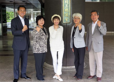 決意を新たにする5人の新県議団＝埼玉県議会前