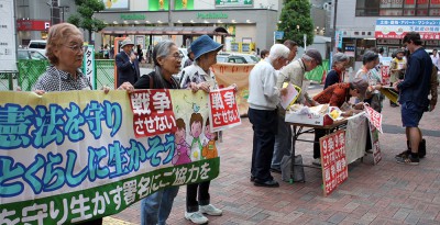 「戦争させない」と宣伝する市民＝2015年6月9日、草加市