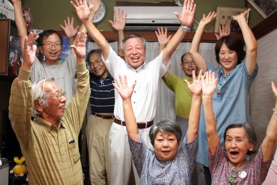 当選を喜ぶ神辺氏（中央）＝2015年7月12日、越生町
