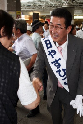 有権者と握手する柴田やすひこ候補